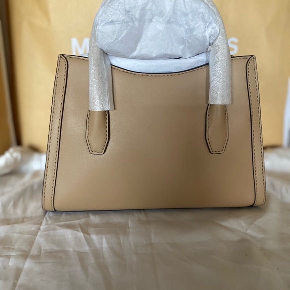 MICHAEL KORS Gabby Small Satchel Camel
NWTs large gold MK fold over crossbody - Picture 2 of 7